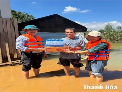 Tài chính vi mô Thanh Hoá hỗ trợ Nhân dân vùng ngập lụt do bão số 10